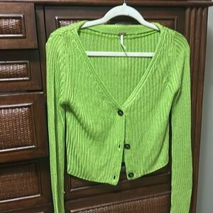 Beautiful shimmering green cardigan! Perfect for a holiday party🎄❄️